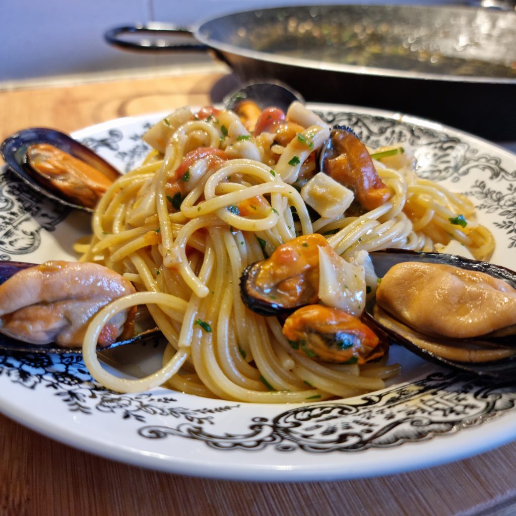espaguetis con sepia y mejillones